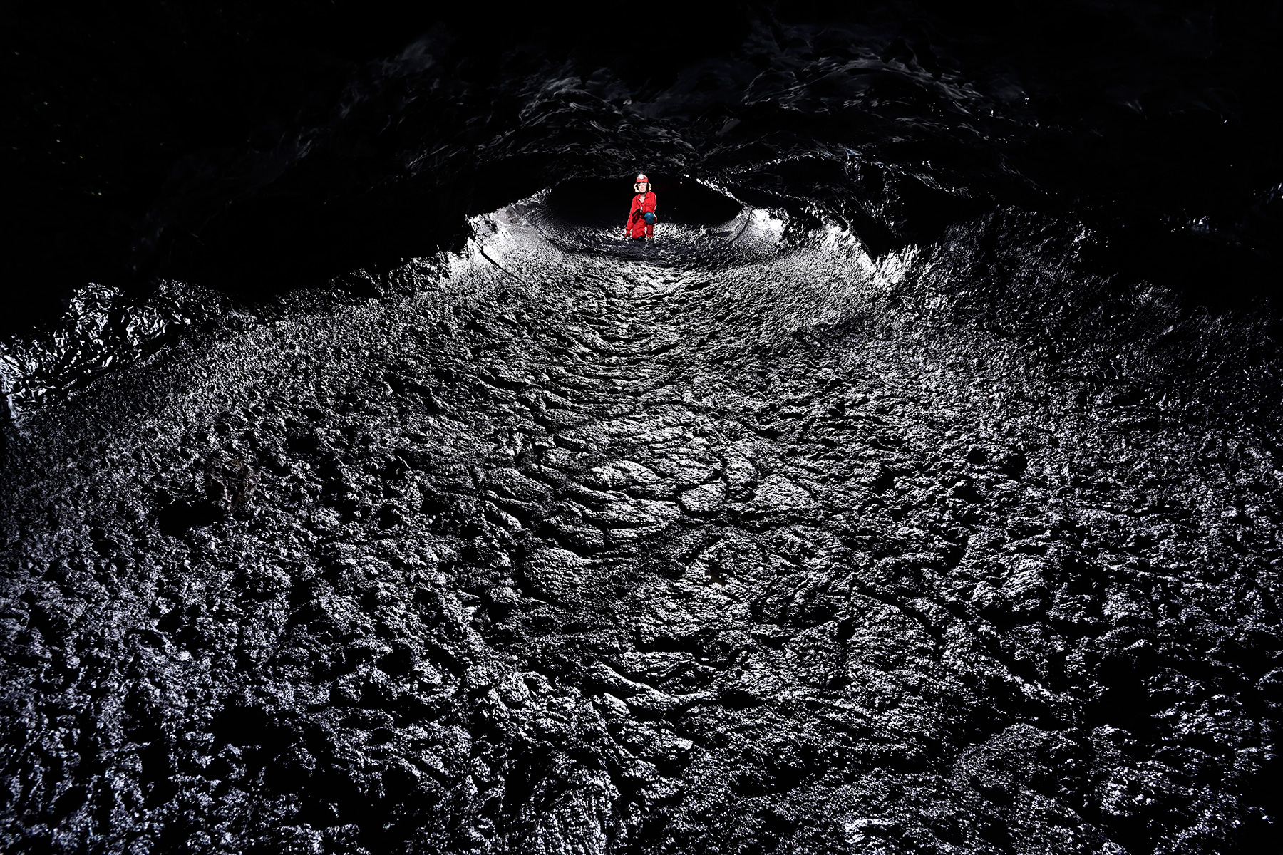 Tunnel de lave de la coulée 2004 (La Réunion) - Galerie basse avec lave cordée au sol
