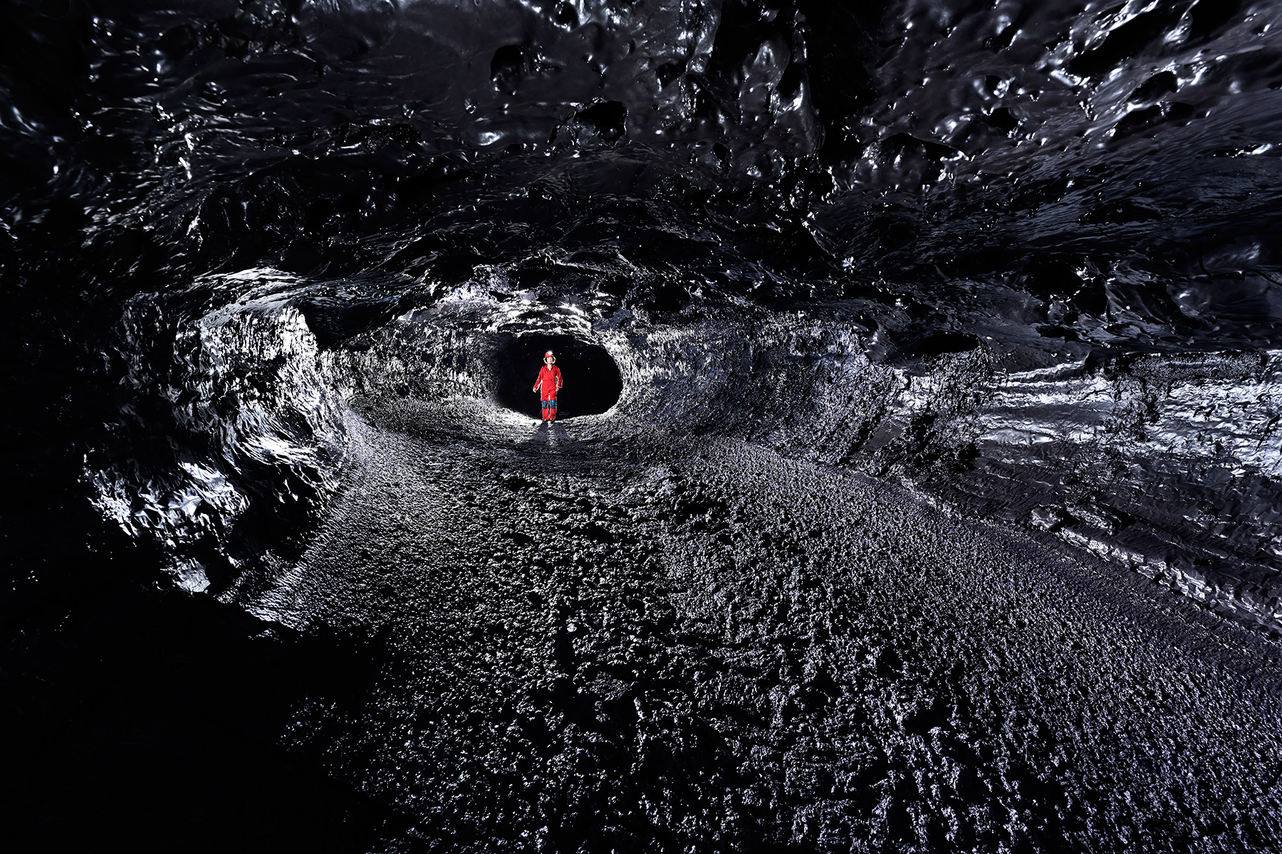 Tunnel de lave de la coulée 2004 (La Réunion) - Galerie avec stries sur les parois et trace au sol de l'écoulement de la lave 