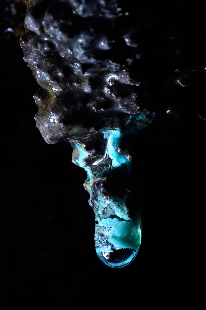 Tunnel de lave de la coulée 2007 (La Réunion) - Petite stalactite bleue
