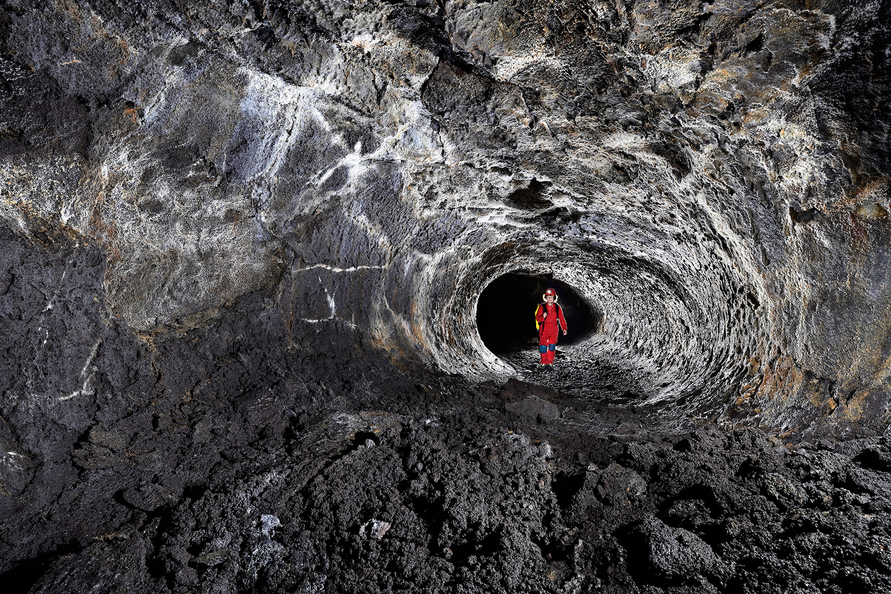 Tunnel de lave de la coulée 2007 (La Réunion) - Tube de lave clair circulaire 