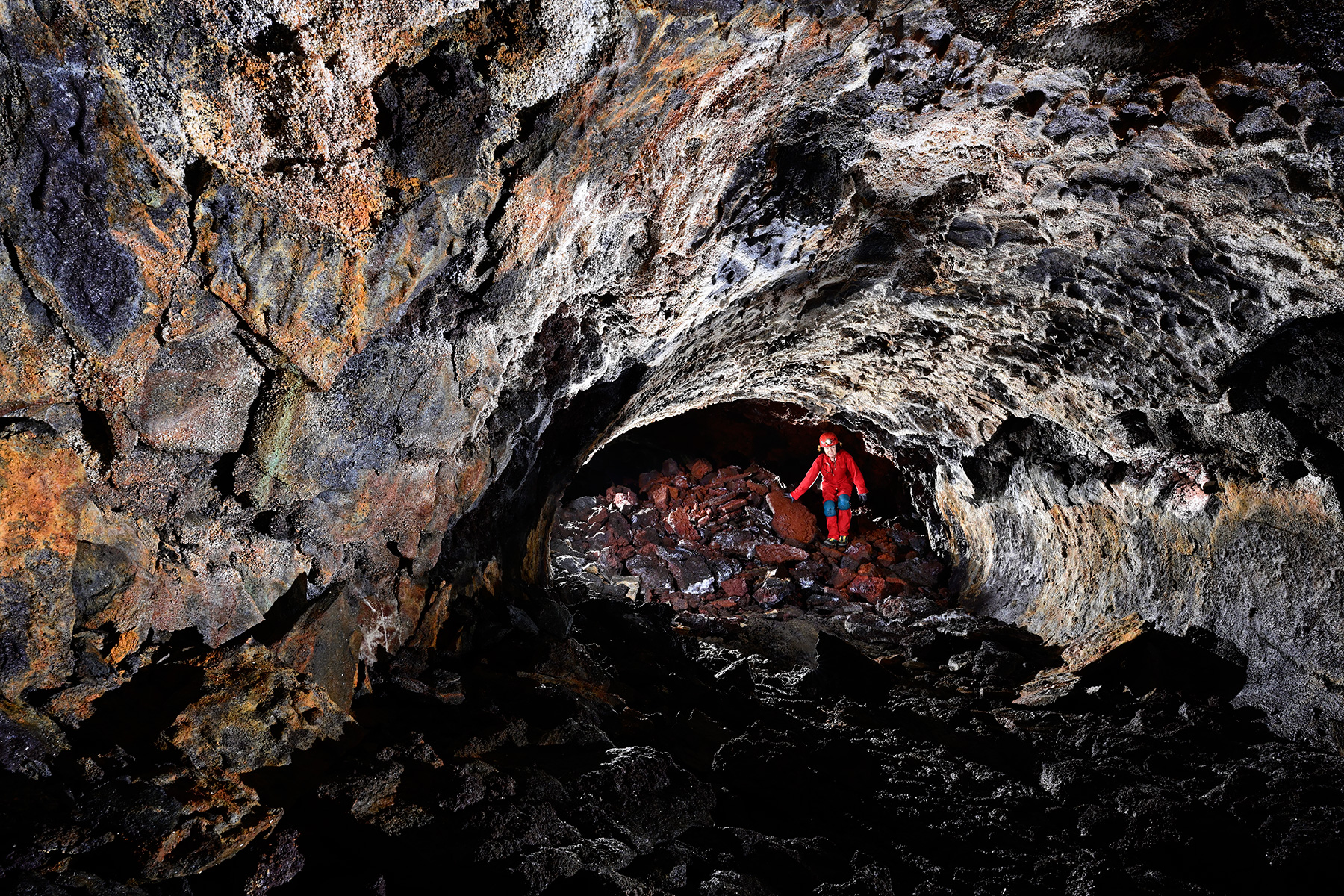 Tunnel de lave de la coulée 2007 (La Réunion) - Tube de lave coloré avec effondrement du plafond de blocs rouges