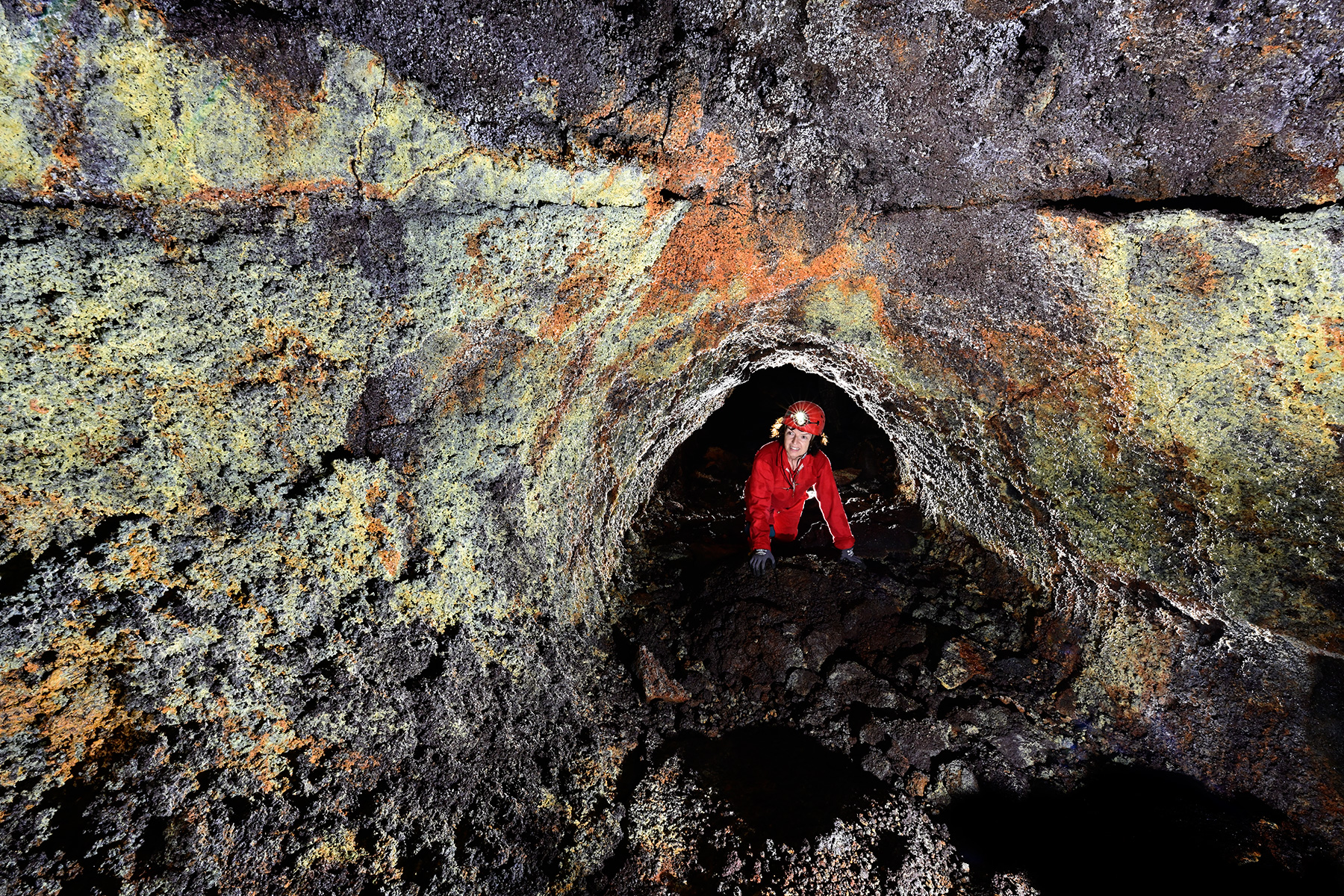 Tunnel de lave de la coulée 2007 (La Réunion) - Tube de lave avec les parois recouvertes de dépôts jaunes
