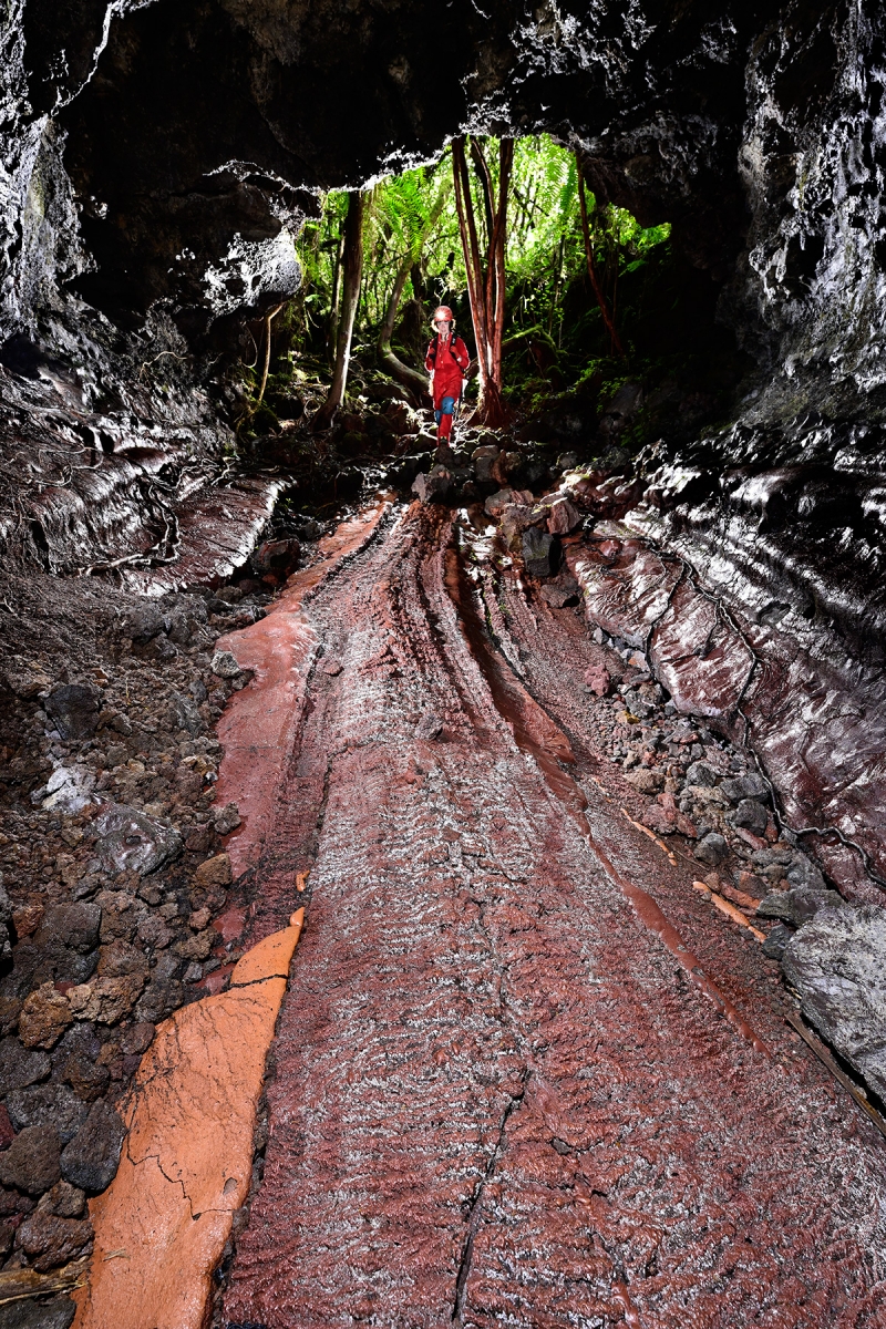 Tunnel des Gendarmes (La Réunion) - Entrée avec coulée de lave orange et rouge au sol