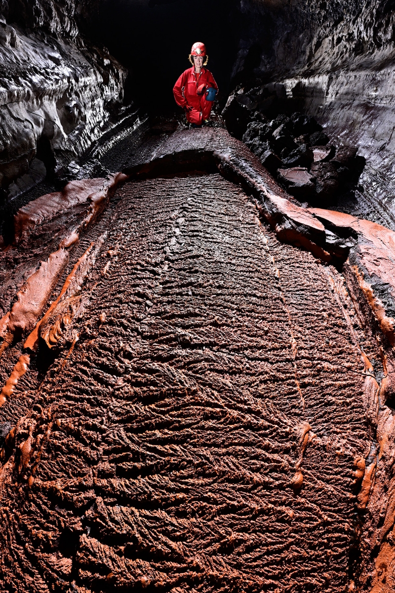Tunnel des Gendarmes (La Réunion) - Galerie au sol recouvert de coulées de lave cordée orange