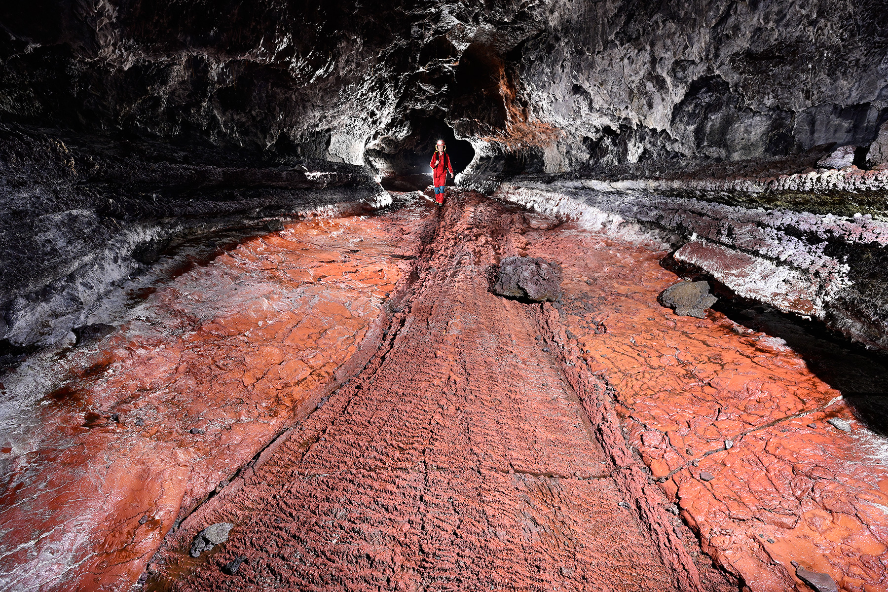 Tunnel des Gendarmes (La Réunion) - Salle au sol recouvert d'une coulée de lave orange 