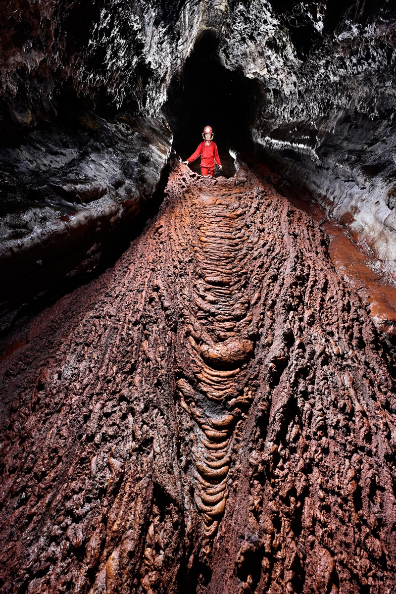 Tunnel des Gendarmes (La Réunion) - Galerie au sol recouvert d'une coulée de lave cordée orange