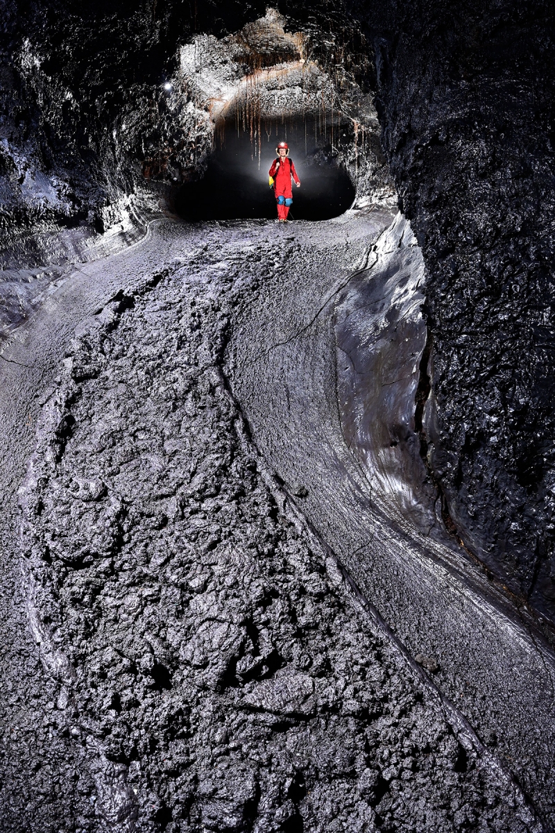 Tunnel de lave de la coulée 2004 (La Réunion) - Galerie avec trace au sol de l'écoulement de la lave 