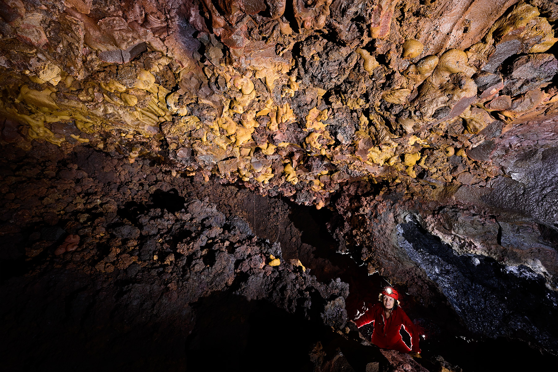 Tunnel de lave de la coulée 2004 (La Réunion) - Plafond constitués de blocs oxydés jaunes et rouges instables