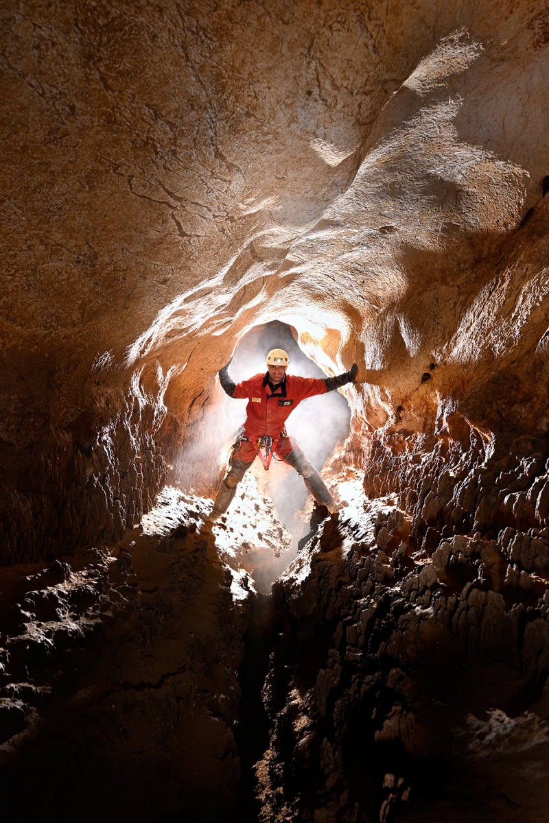 Traversée Aven Despeysse - Grotte de Saint-Marcel (Ardèche) - Progression en opposition dans la galerie N12