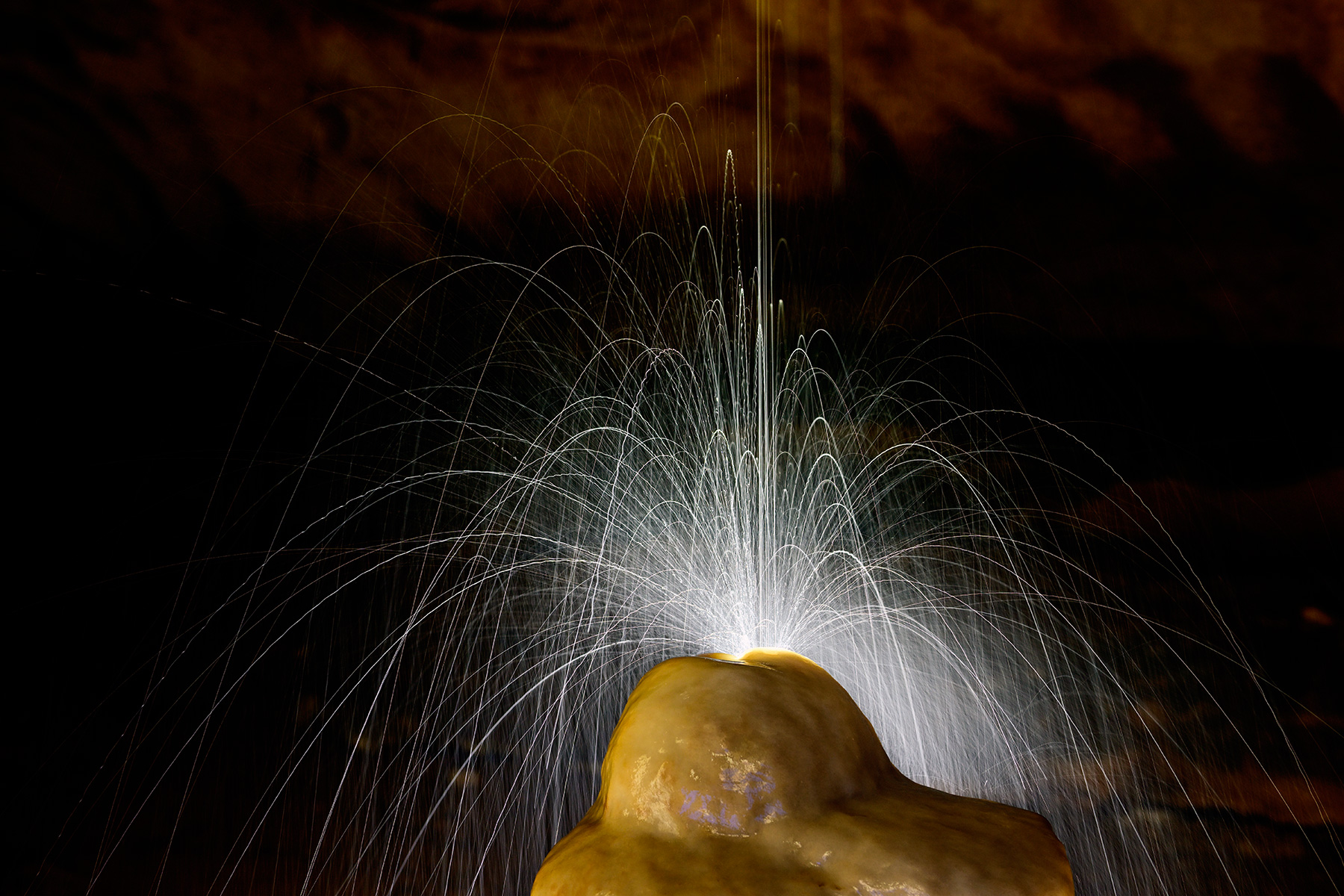 Grotte de Saint-Marcel d'Ardèche (réseau I) - Gouttes d'eau éclatant sur une stalagmite (les colonettes)
