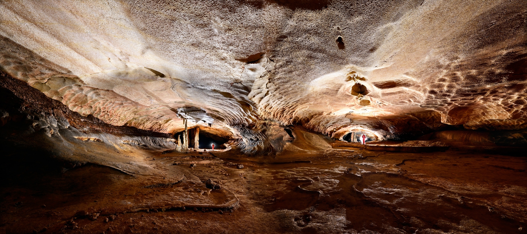 Grotte de Saint-Marcel d'Ardèche (réseau I) - La galerie des boas avec son virage à 135°. Ce panoramique a été réalisé par assemblage de deux photos.