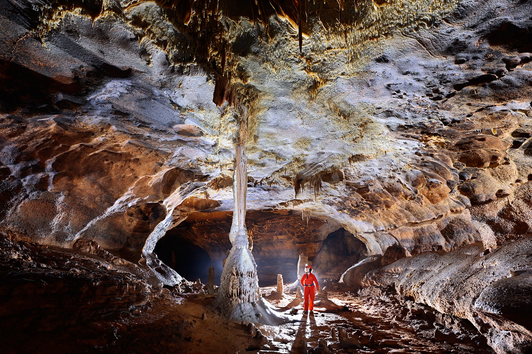 Grotte de Saint-Marcel d'Ardèche (réseau I) - Colonne blanche au milieu d'une galerie colorée