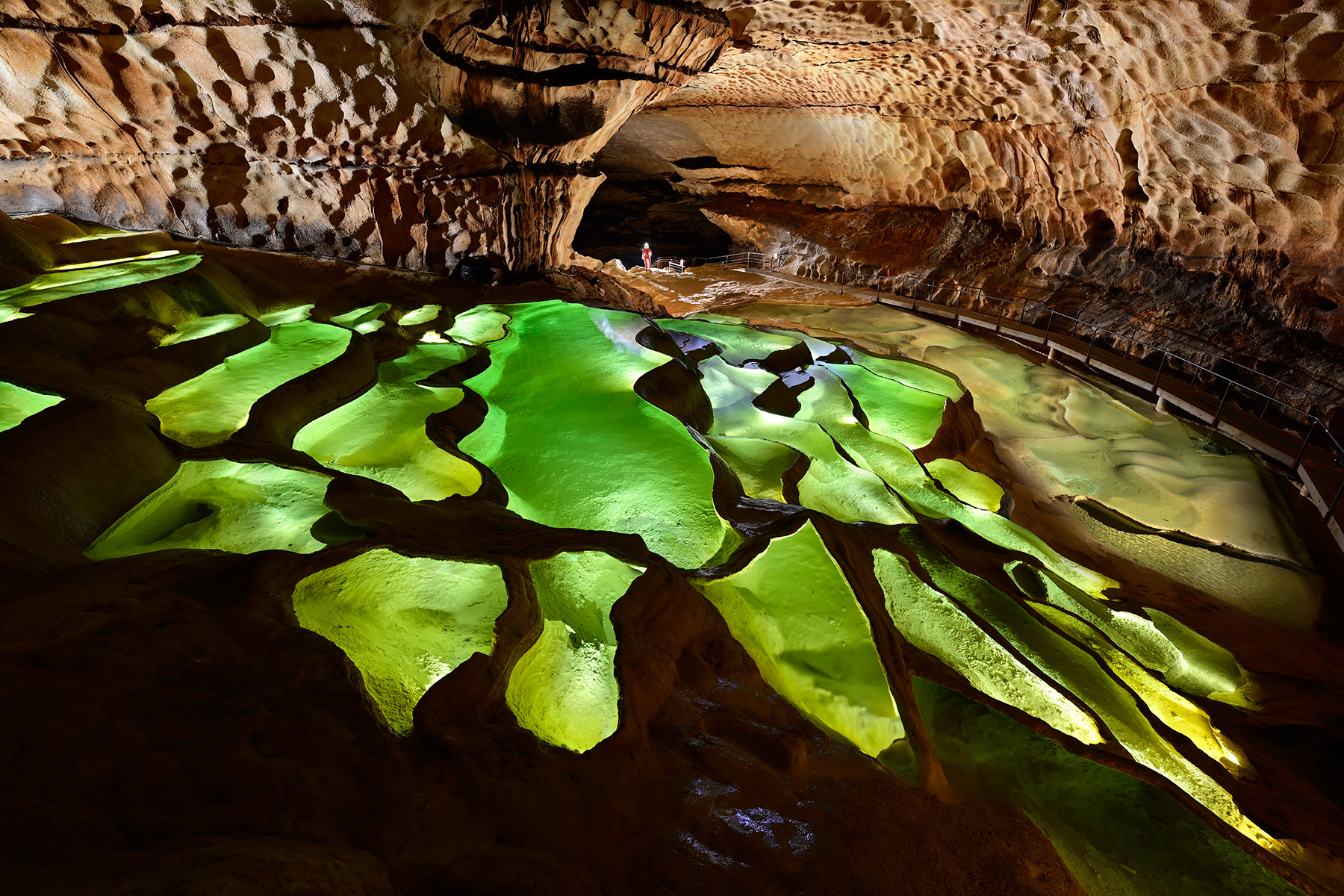 Grotte de Saint-Marcel d'Ardèche (Ardèche) - Les gours illuminés dans la partie touristique (v1)