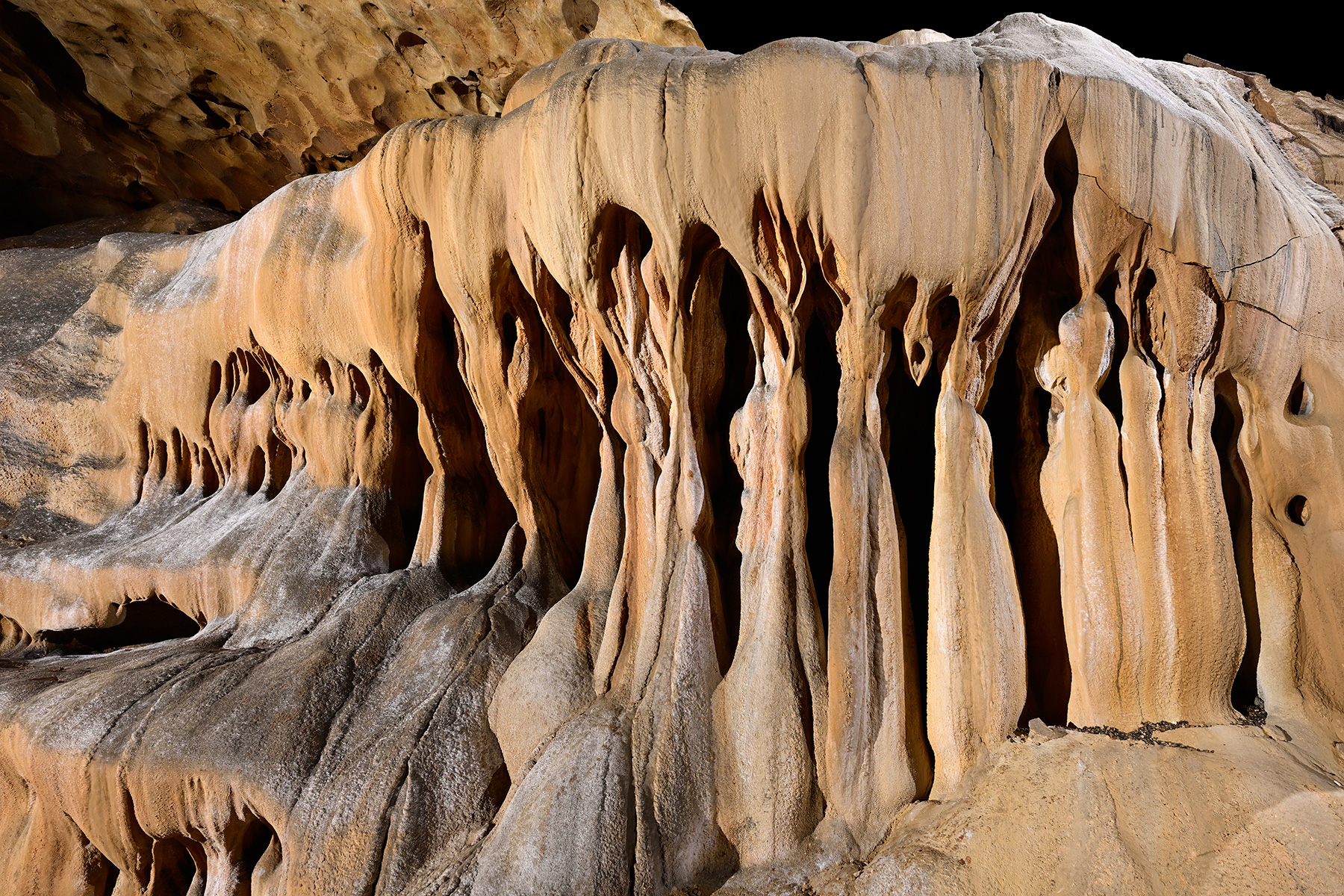 Grotte de Saint-Marcel d'Ardèche (Ardèche) - Coulées de calcite jaune (pieds)