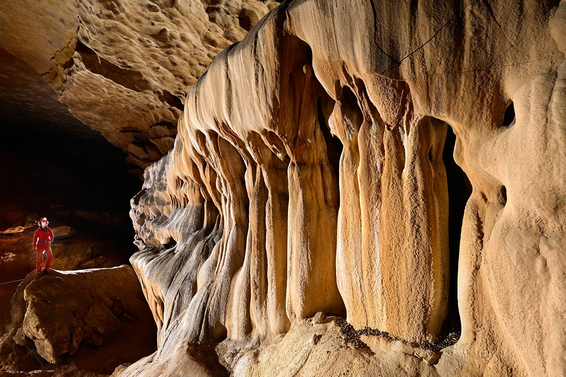 Grotte de Saint-Marcel d'Ardèche (Ardèche) - Coulées de calcite jaune (pieds)