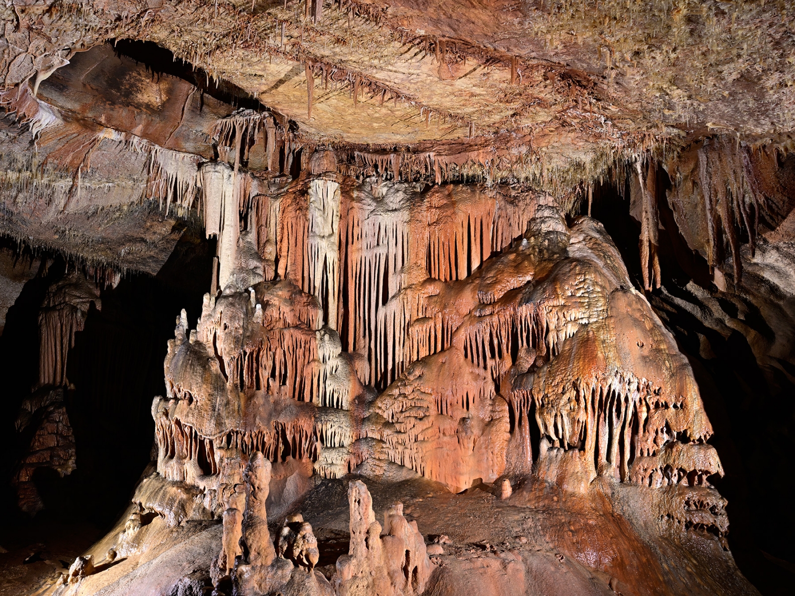 Grotte de Saint-Marcel d'Ardèche (réseau I) - Gros pilier avec de coulées colorées