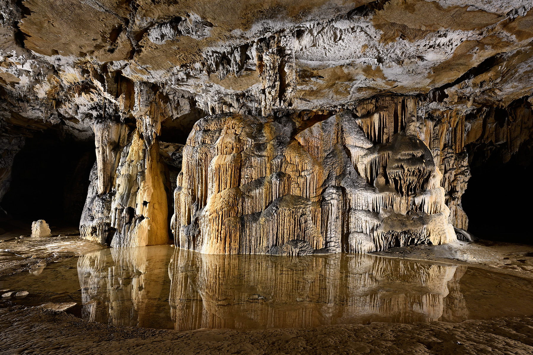 Grotte préhistorique de Bédeilhac (Ariège) - Grand pilier stalagmitique de la salle finale se reflétant dans une vasque