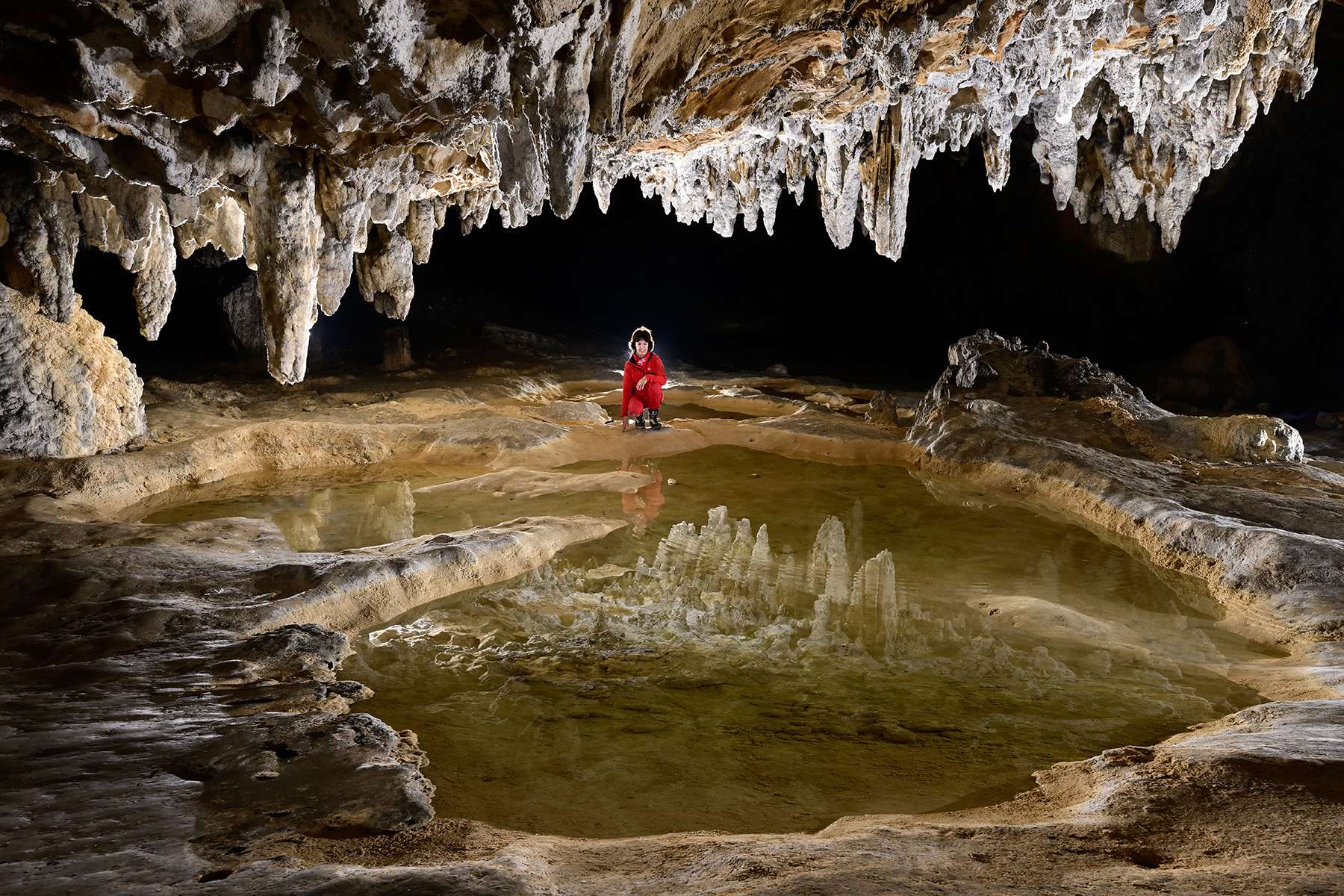 Grotte préhistorique de Bédeilhac (Ariège) - Vasque d'eau dans les alluvions constituant le plancher de la grotte, avec reflet de stalactites blanches (horizontal)