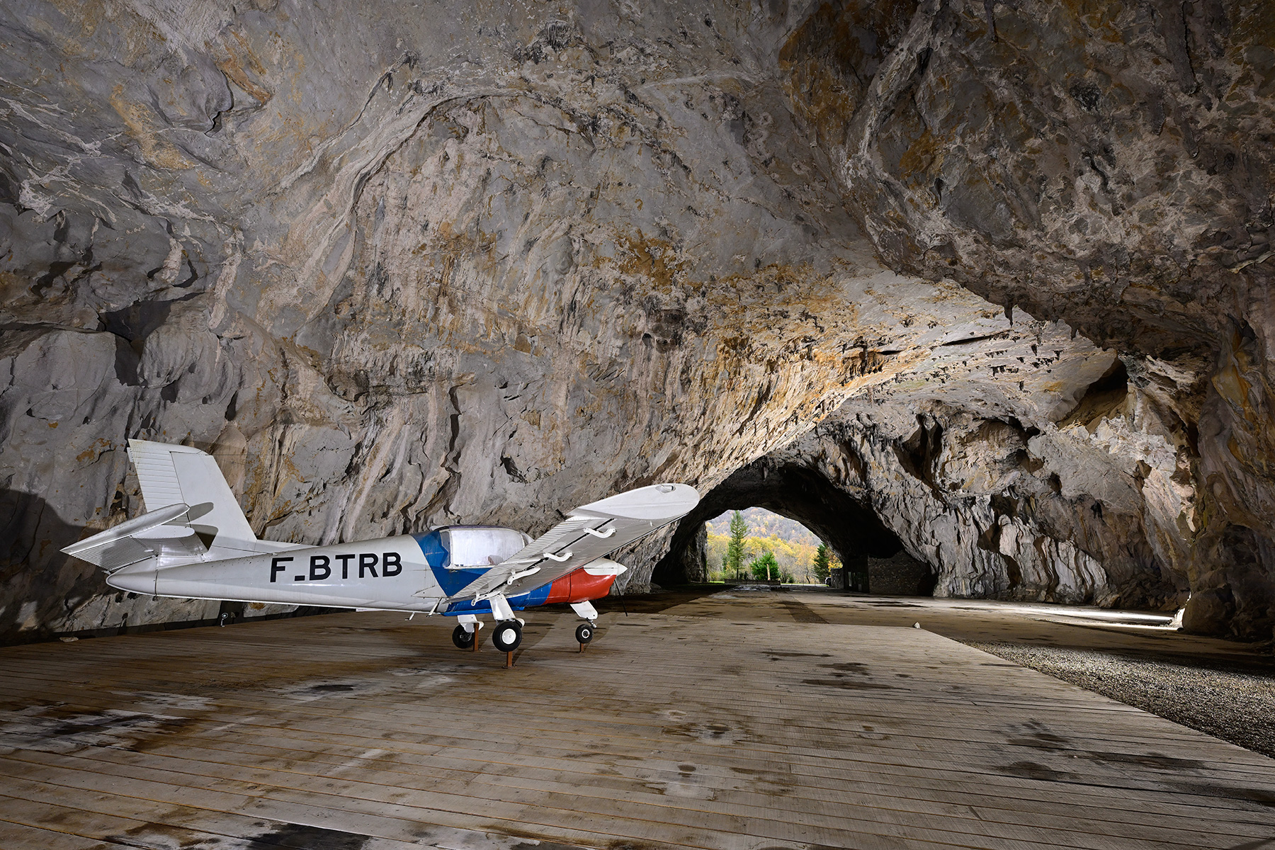 Grotte préhistorique de Bédeilhac (Ariège) - Réplique du petit avion de tourisme avec lequel le pilote d'essai George Bonnet a atterri dans la grotte en 1974 