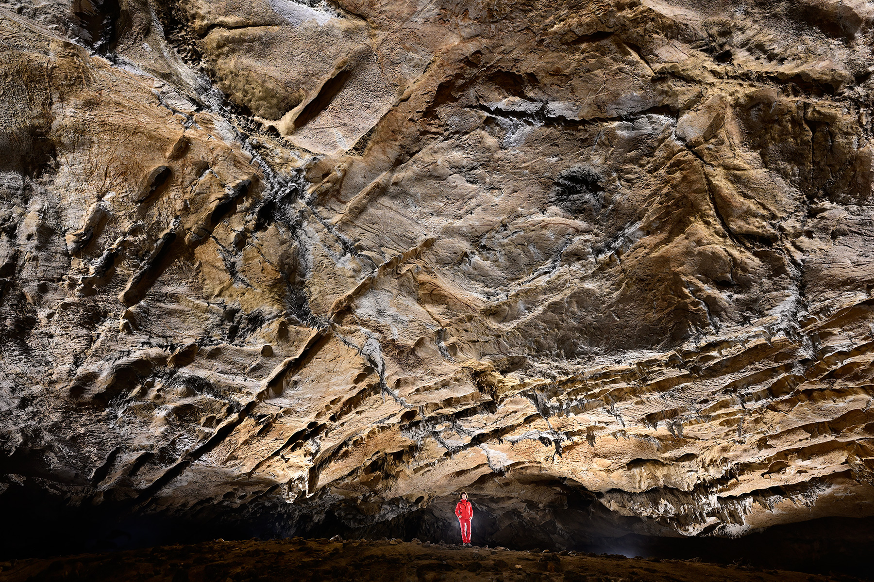 Grotte préhistorique de Bédeilhac (Ariège) - Vue d'ensemble du plafond karstifié dans la galerie principale 