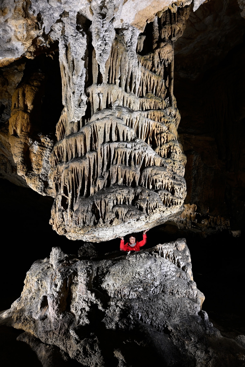 Grotte préhistorique de Bédeilhac (Ariège) - Colonne massive scindée en deux suite à un affaissement du sol