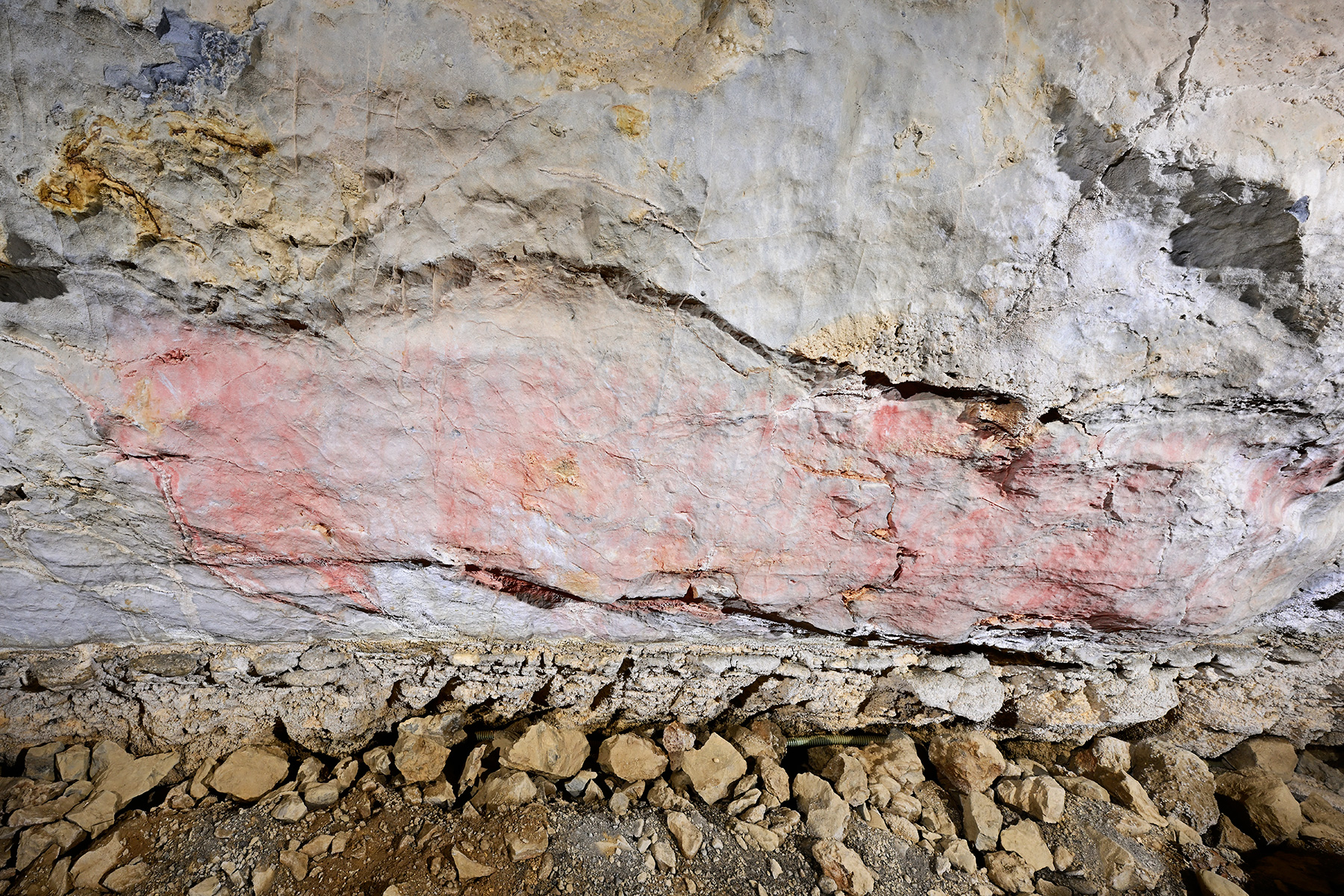 Grotte préhistorique de Bédeilhac (Ariège) - Peinture rupestre : ponctuations rouges peintes sur la paroi