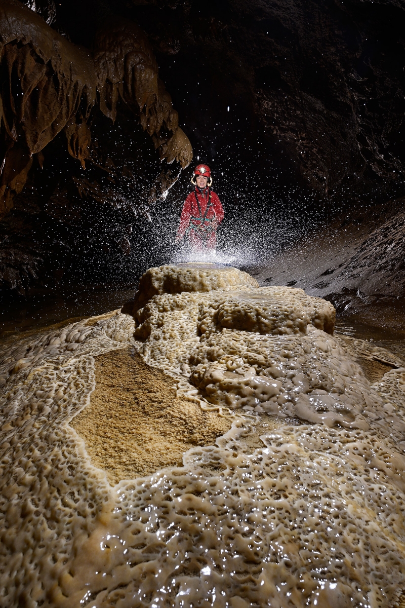 Grotte de La Douch (Hérault) - Gouttes d'eau éclatant au sommet d'un petit massif stalagmitique
