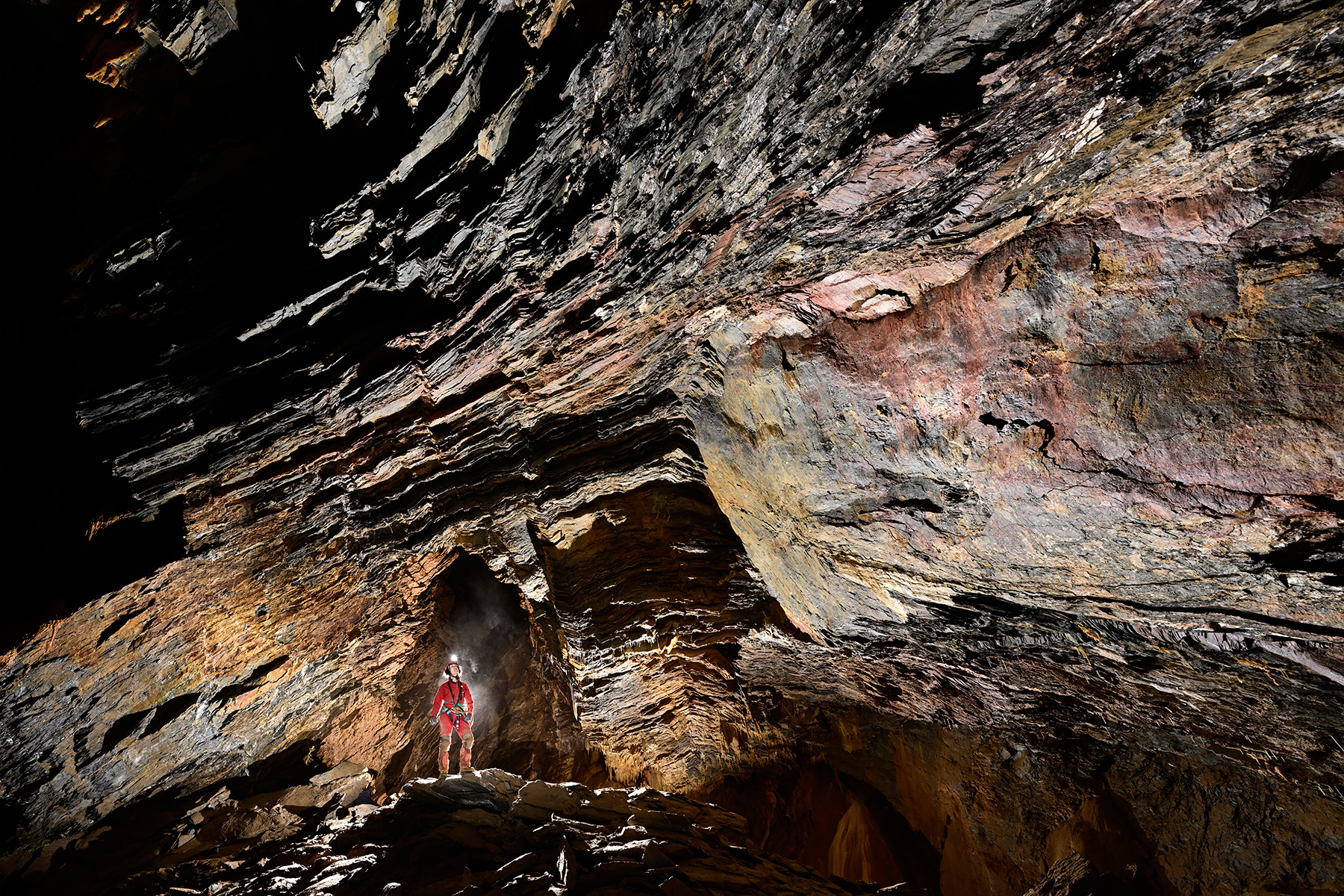 Grotte de lLa Douch (Hérault) - Plafond d'une avec schistes colorés
