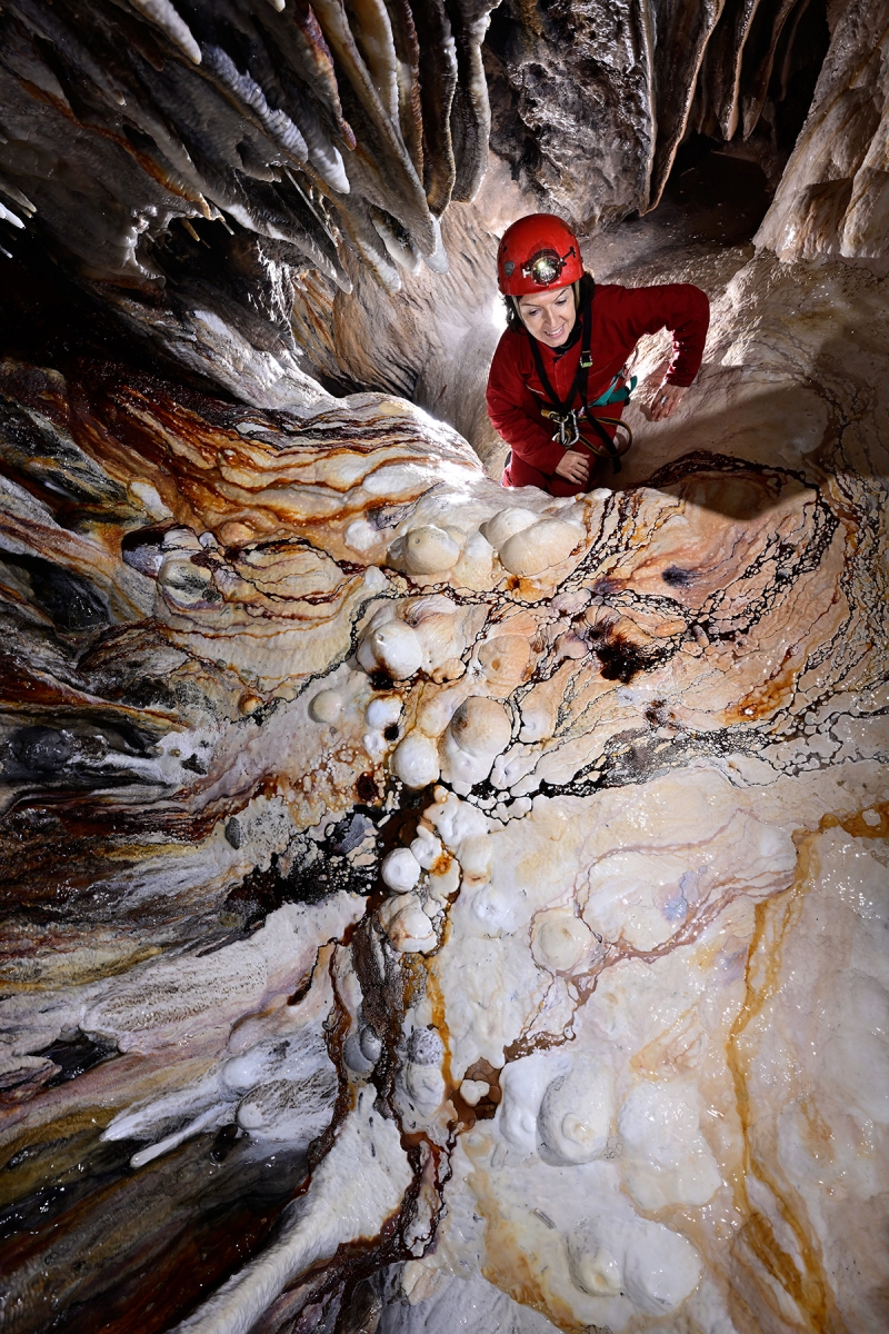 Grotte de Lodève (Hérault) - Coulées de calcite blanche avec des veines colorées (vue d'ensemble)