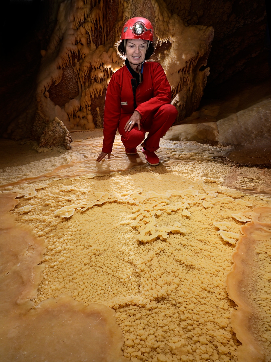 Grotte de la Douch (Hérault) - Spéléo devant cristaux couvrant le sol d'une petite salle