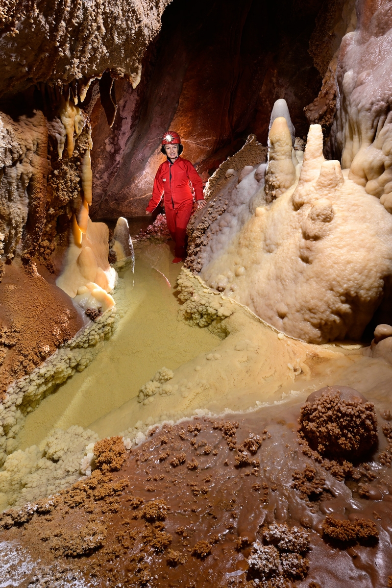 Grotte de la Douch (Hérault) - Petite galerie avec gour et concrétions colorées (format portrait)