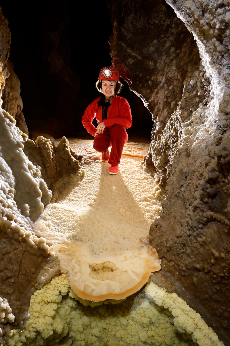 Grotte de la Douch (Hérault) - Passage avec sol cristallisé et gour d'eau verte en premier plan
