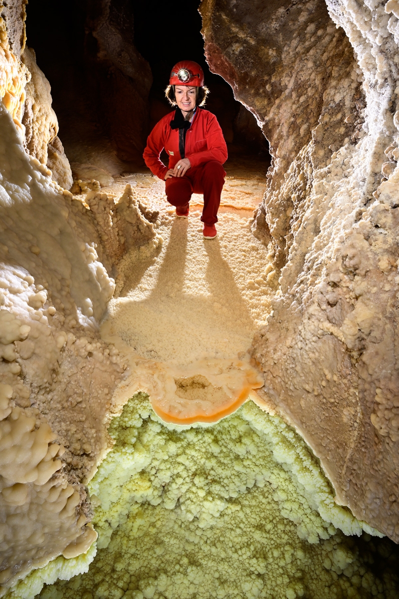 Grotte de la Douch (Hérault) - Passage avec sol cristallisé et gour d'eau verte en premier plan