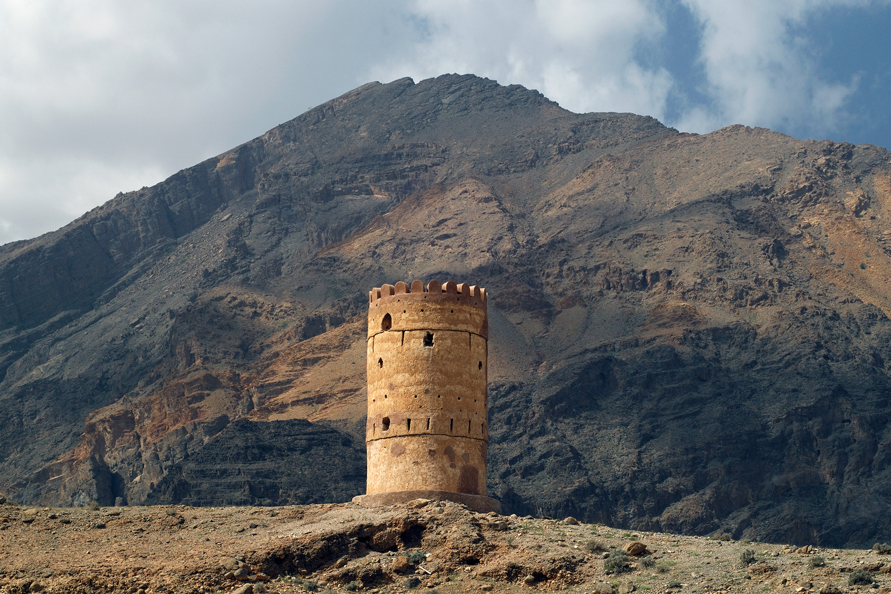 Sultanat d'Oman - Vieille tour dominant le village de Al Hisn