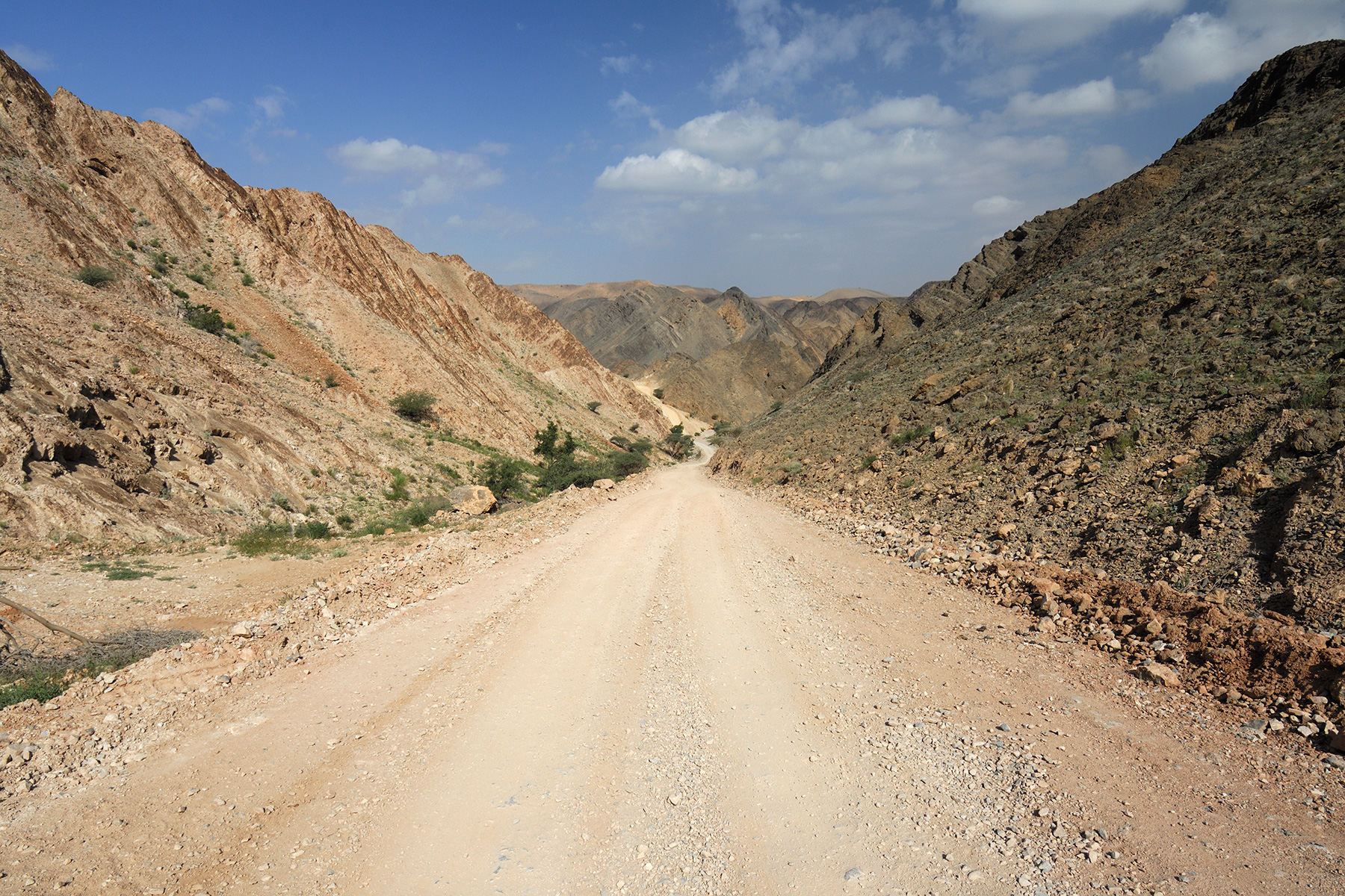 Piste du Wadi Al Arbiyyin traversant les formations géologiques d'ophiolites