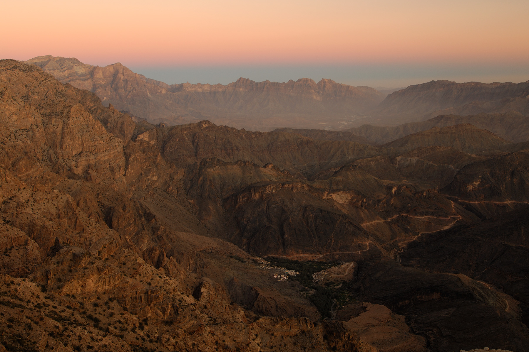 Sultanat d'Oman - Village de Balat Sayt émergeant de l’ombre au petit matin