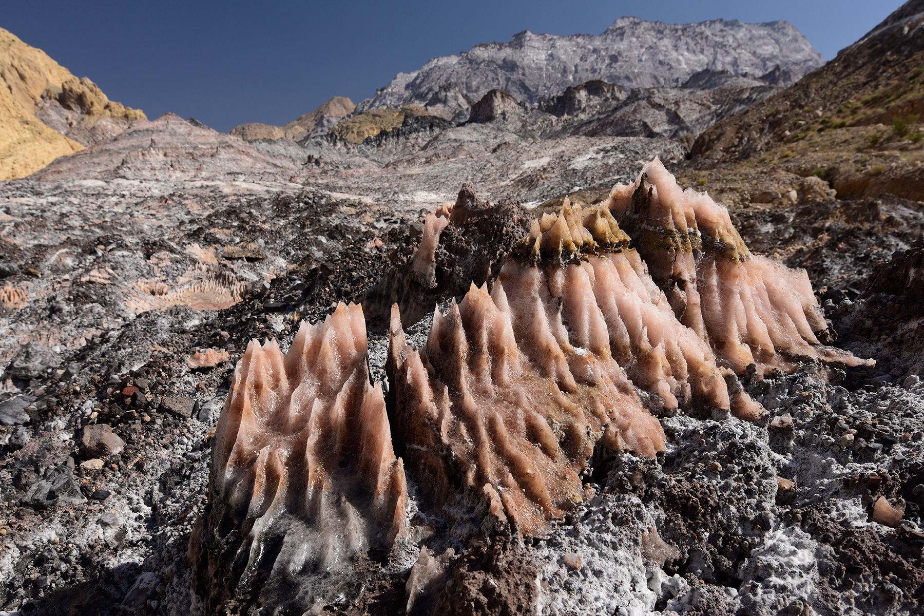 Iran (Montagnes du Zagros) - Dôme de sel de Dashti (Jashak salt dome) : figures de dissolution du sel rose altéré 