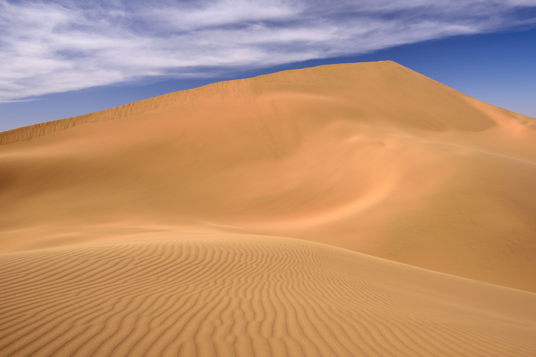 Désert du Badain Jaran (Chine, Mongolie Intérieure) - Flanc d'une dune avec rides de sable en premier plan