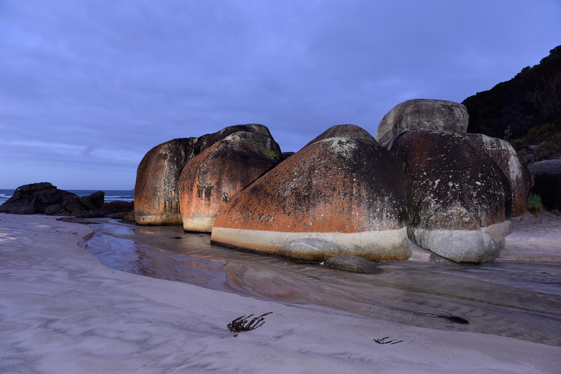Wilsons Promontory (Victoria, Australie) - Squeaky Beach à l'aube : blocs de granites 