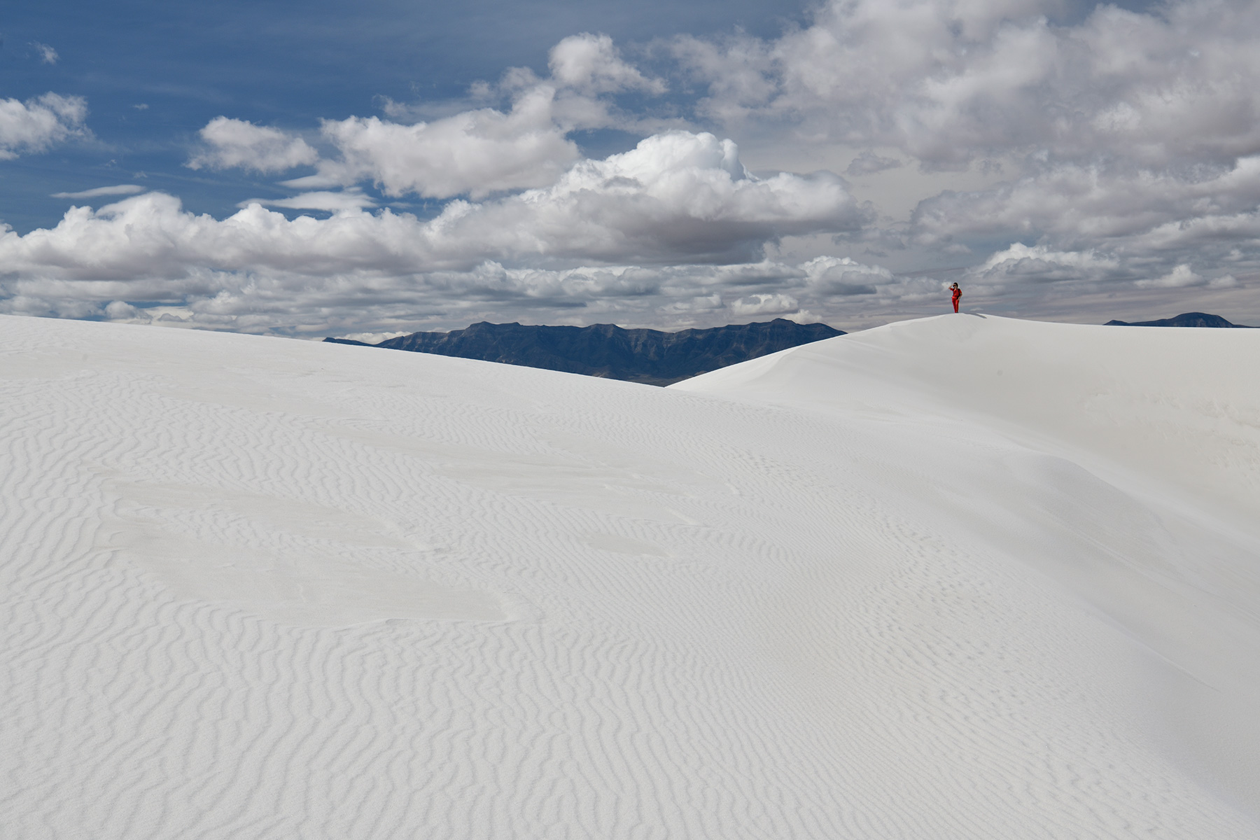 White Sands National Park (Nouveau Mexique, USA) - Dunes de sable blanc avec personnage en rouge sur la crête