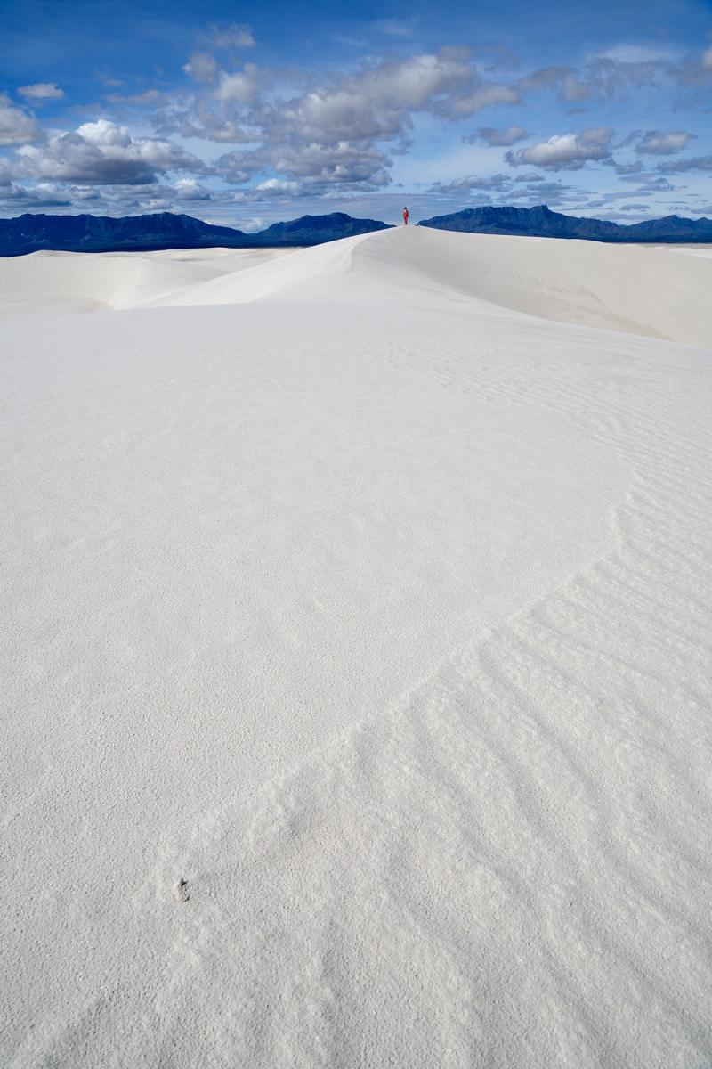 White Sands National Park (Nouveau Mexique, USA) - Grande dune de sable blanc avec personnage en rouge au sommet 