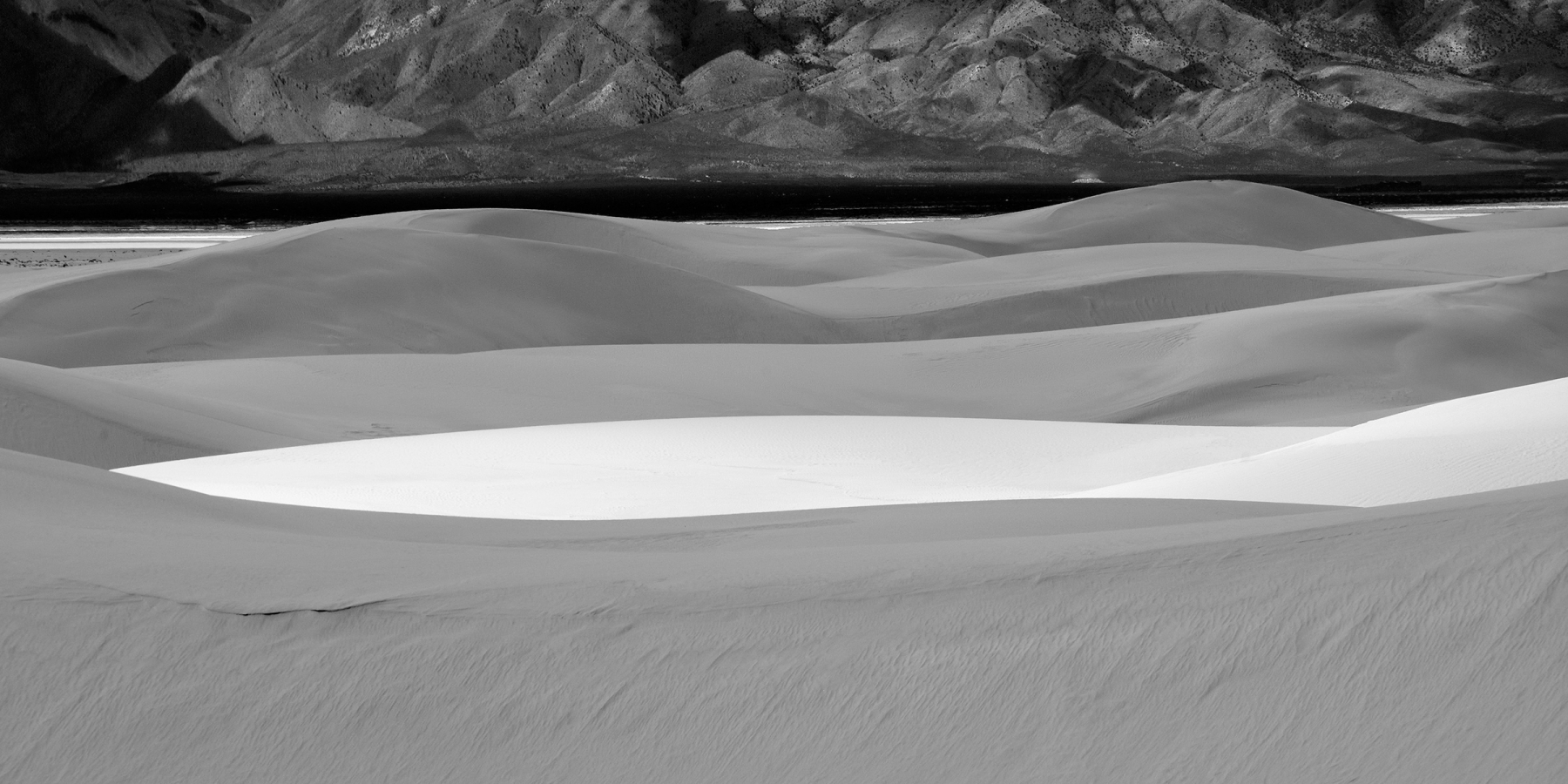 White Sands National Park (Nouveau Mexique, USA) - Plans successifs de dunes de sable blanc avec jeux d'ombre et de lumière (photo noir & blanc)