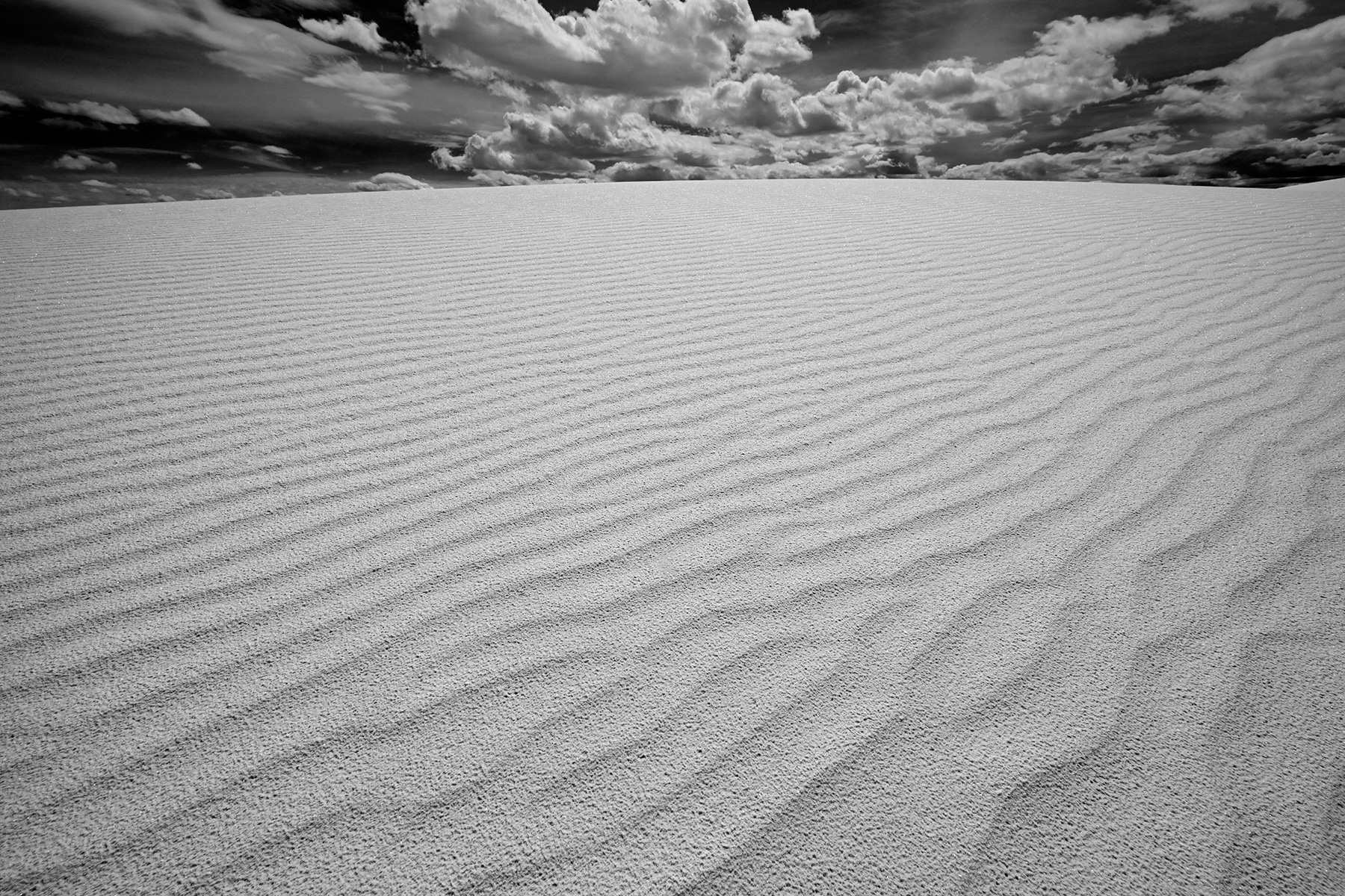 White Sands National Park (Nouveau Mexique, USA) - Détail de rides sur une dune de sable blanc avec ciel nuageux (photo noir & blanc)