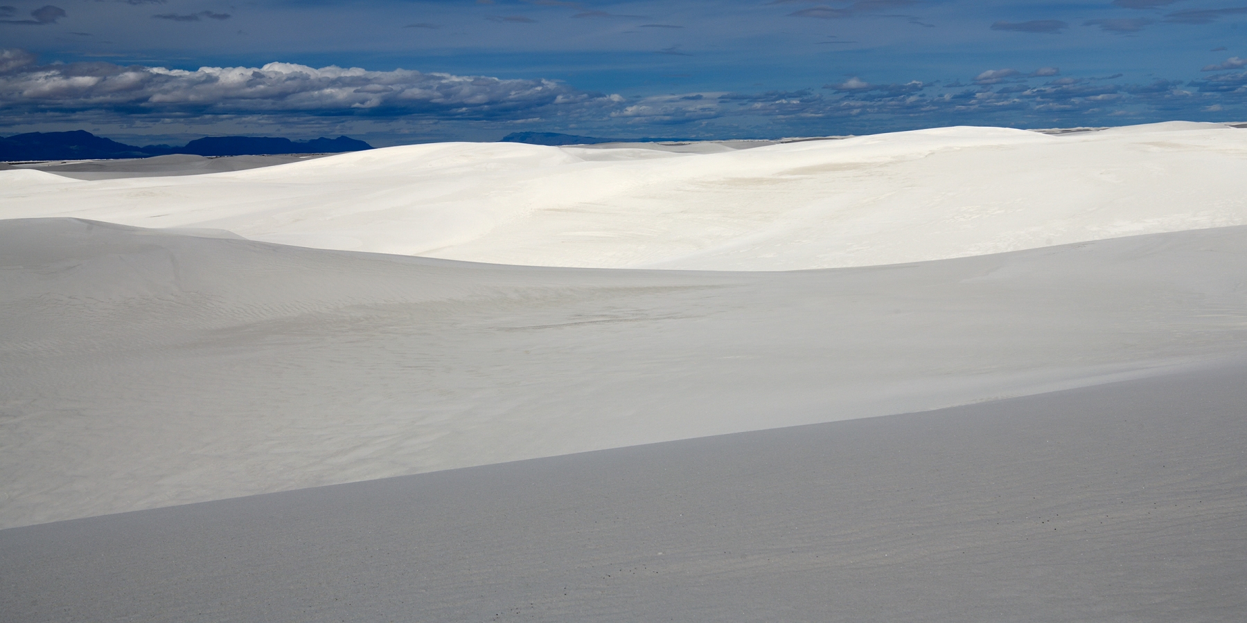 White Sands National Park (Nouveau Mexique, USA) - Plans successifs de dunes de sable blanc (premiers plans à l'ombre)
