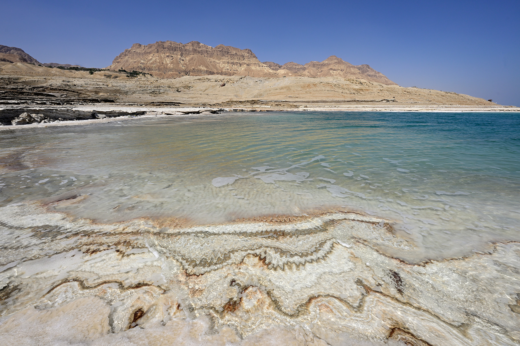 Mer Morte (Israël) - Dépôts ondulés de sel par l'effet des vagues en au bord de l'eau