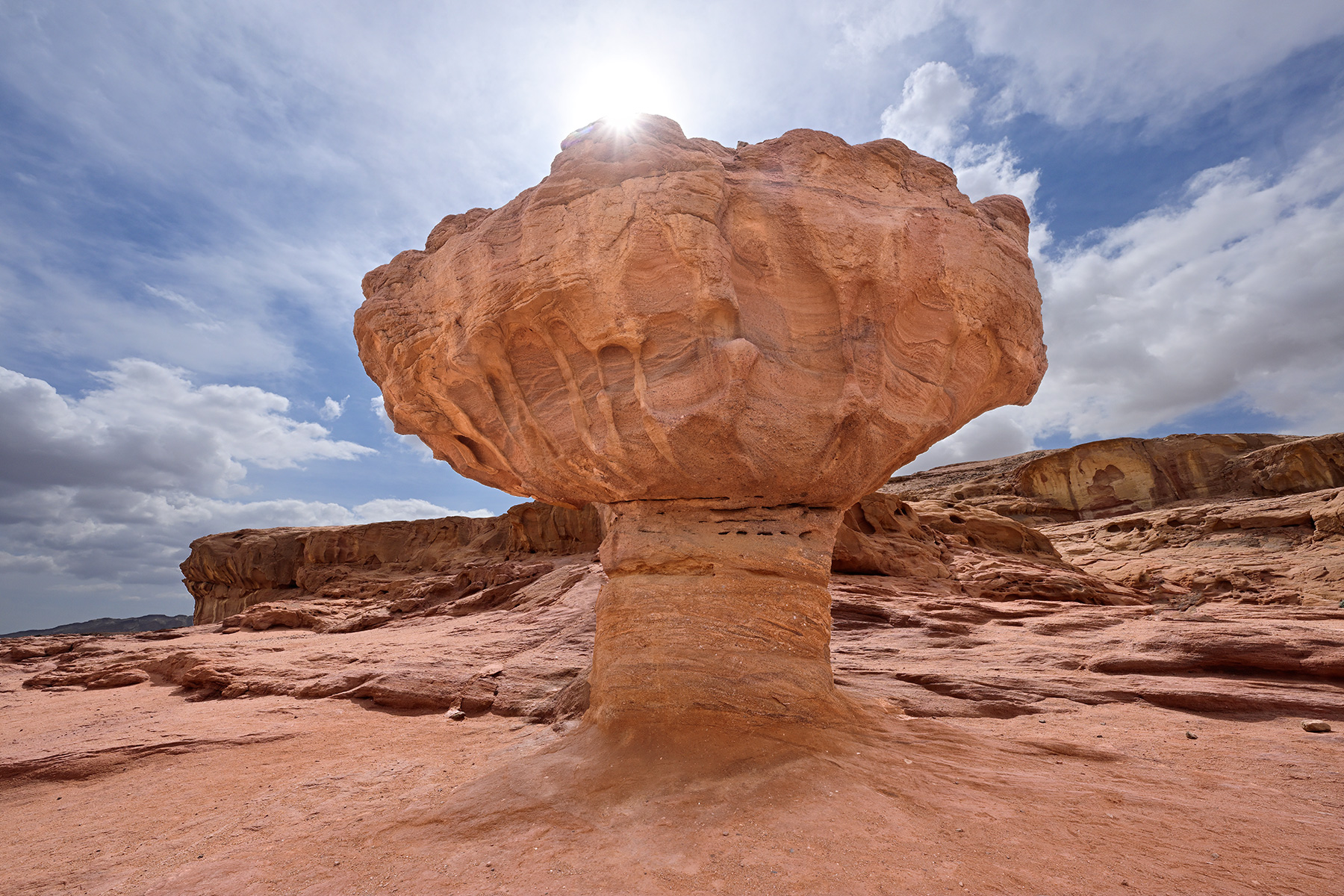 Parc national de Timna (Israël) - "The Mushroom", champignon de grès emblème du Parc, avec soleil en contre-jour