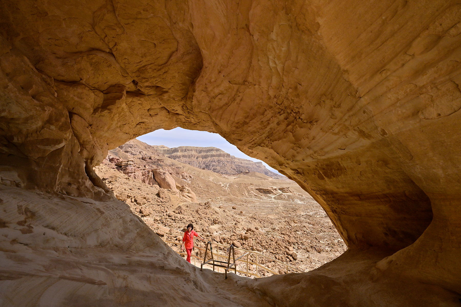 Parc national de Timna (Israël) - Arche naturelle en forme d'œil avec personnage en arrière plan