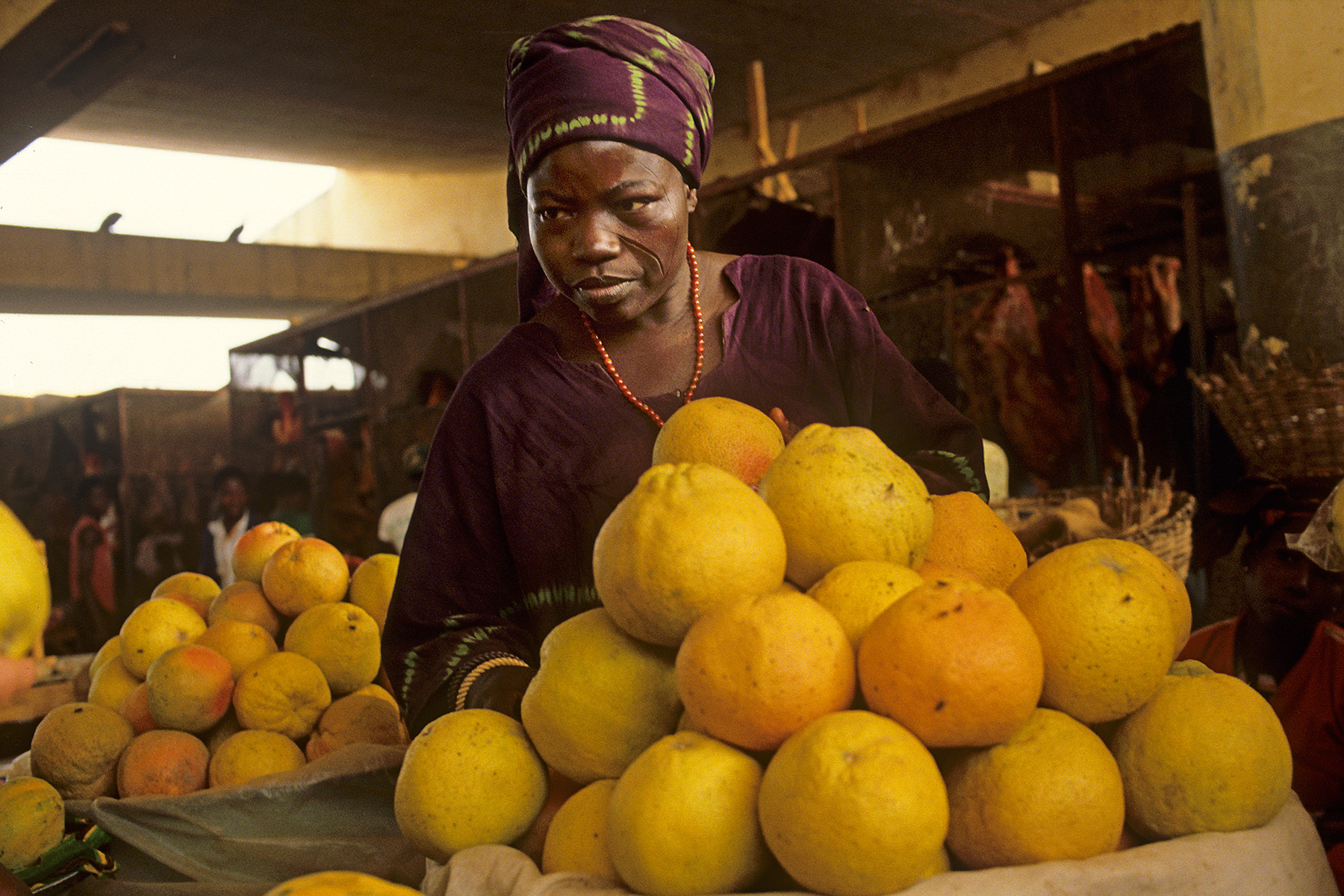 Burkina Faso - Marché de Ouagadougou : marchande d'oranges