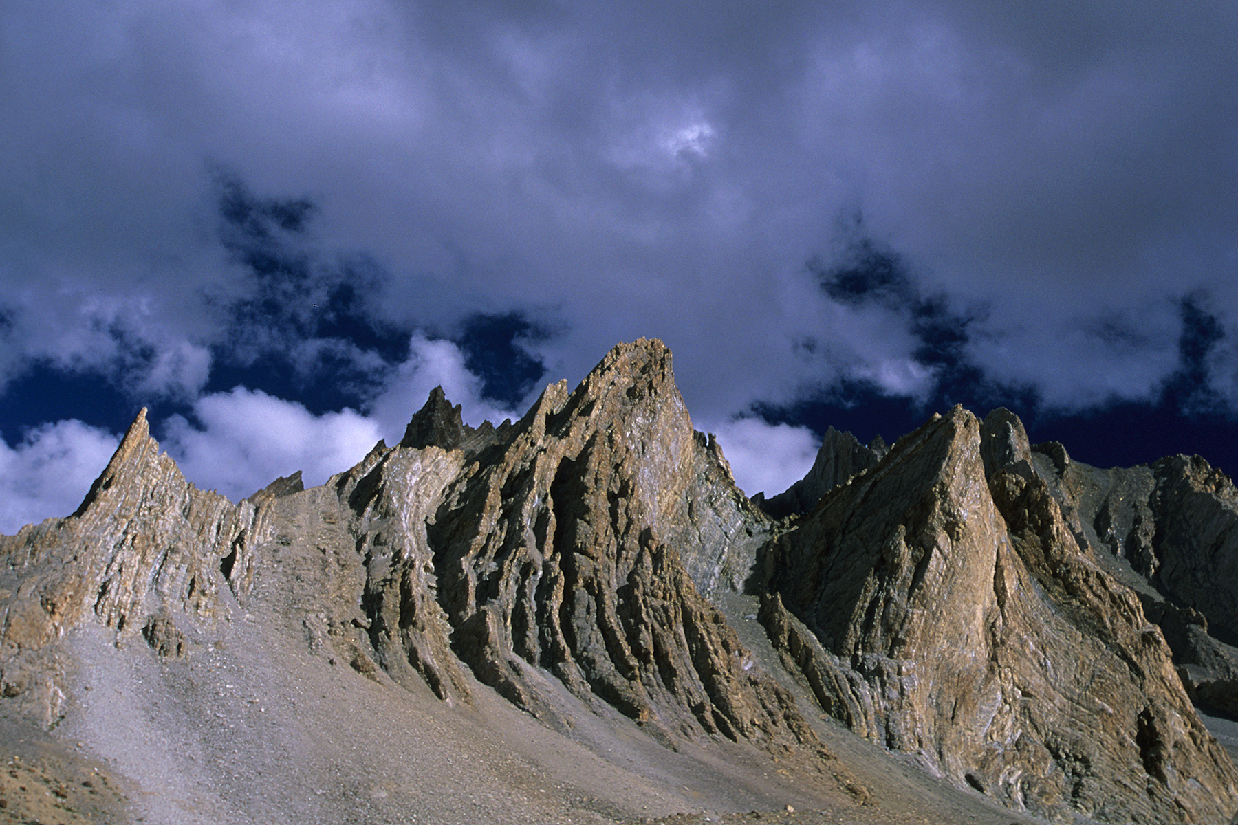 Laddakh. Trek Lamayuru - Padum. Montagnes plissées (prises du sentier vers le col de Sirsir La).