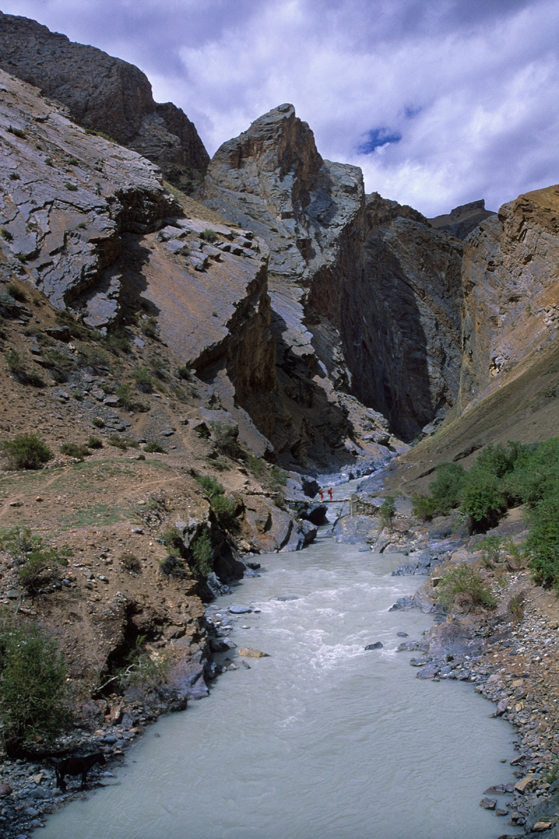 Laddakh. Trek Lamayuru - Padum. Passerelle sur la Zingchan Tokpo qui marque la frontière entre le Zanskar et le Laddakh.